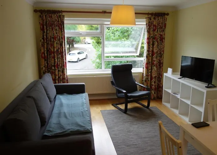 New Cosy 2 Bedroom Flat - Englefield Green