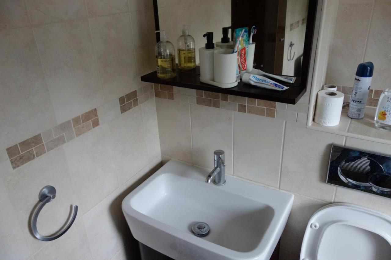 New Cosy 2 Bedroom Flat - Englefield Apartment *
